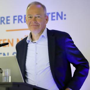 Dr. Stefan Brink